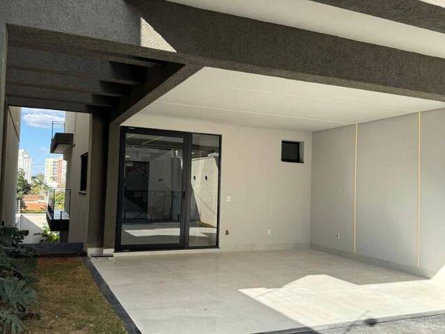 Sobrado para Venda em Goiânia - 3
